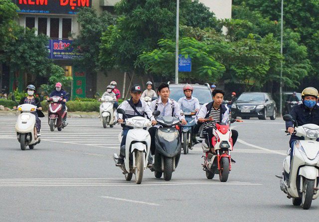 Học sinh đi xe máy, vi phạm giao thông nhiều, lỗi tại người lớn! - Ảnh 1.