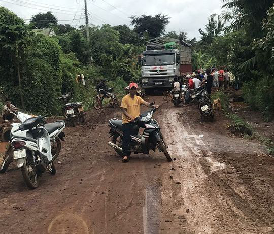 Sửa dây điện bị đứt do xe tải vướng vào, nam thanh niên bị điện giật tử vong - Ảnh 1.