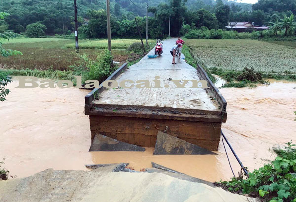 Bé gái 3 tuổi tử vong do lũ cuốn - Ảnh 5.