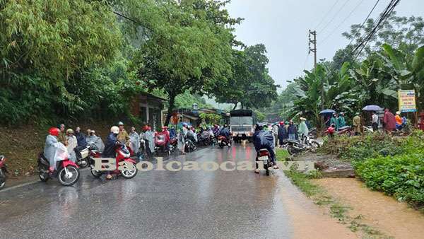 Bé gái 3 tuổi tử vong do lũ cuốn - Ảnh 6.