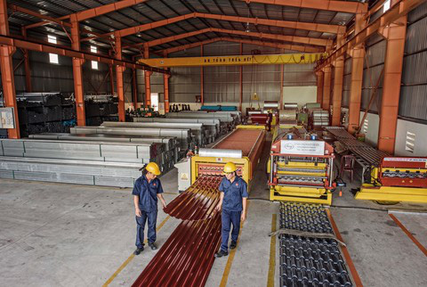 Xác minh làm rõ vụ sản xuất tôn giả thương hiệu Tôn Hoa Sen - Ảnh 2. Xác minh làm rõ vụ sản xuất tôn giả thương hiệu Tôn Hoa Sen - Ảnh 2.