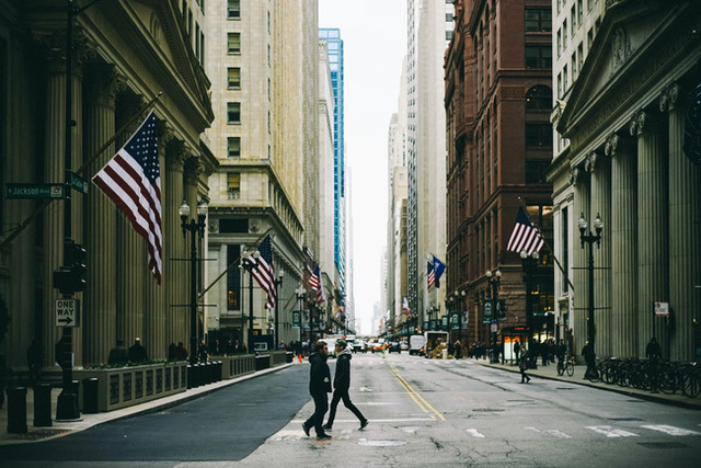 Ông Trump ngừng đàm phán gói kích cầu với đảng Dân chủ, chứng khoán Mỹ đổ nhào - Ảnh 1.