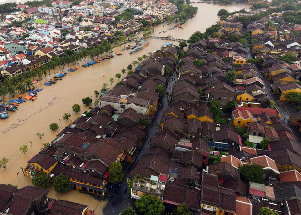 Mưa lớn, phố cổ Hội An ngập trong biển nước - Ảnh 1.