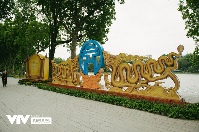 Những tấm &aacute;o mới khang trang sau 66 năm Giải ph&oacute;ng Thủ đ&ocirc; - Ảnh 1.