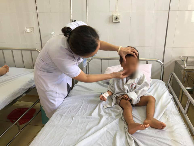 Bé 3 tuổi bị dập mi mắt do bị dây co bắn vào - Ảnh 1. Bé 3 tuổi bị dập mi mắt do bị dây co bắn vào - Ảnh 1.