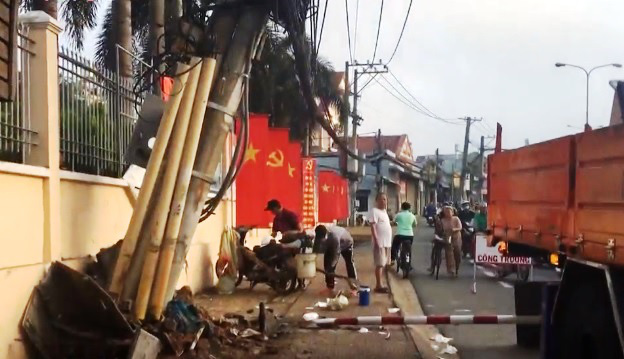 Ăn trộm trót lọt, đang tẩu thoát thì xe mất lái, tông thẳng vào cột điện - Ảnh 1.