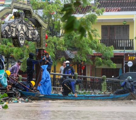 Mưa lớn, phố cổ Hội An ngập trong biển nước - Ảnh 7.