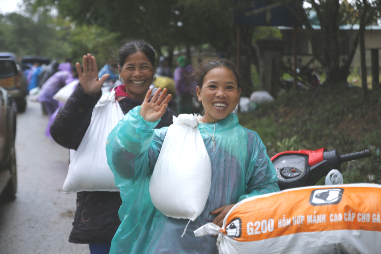 Đội mưa mang quà cứu trợ đồng bào miền Trung - Ảnh 7.