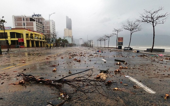 
Debris on the street in Da Nang City after Vamco swept through on November 15, 2020. (Photo: NDO) 
