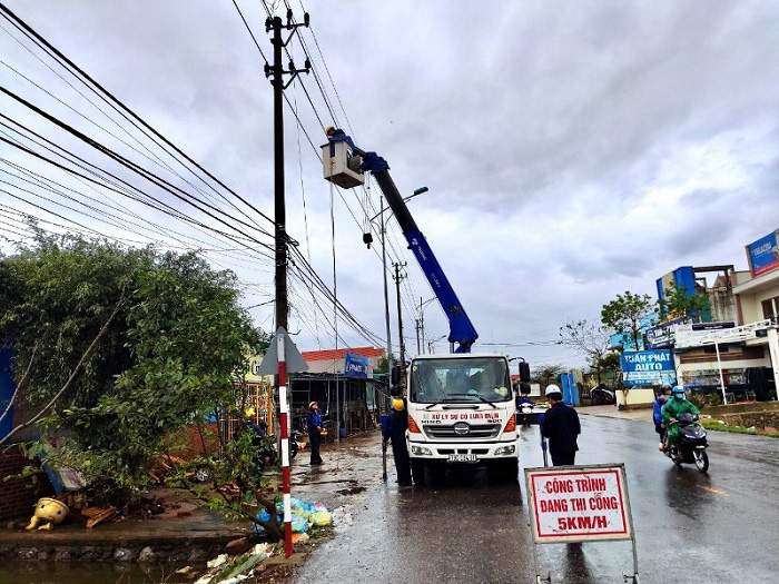 
Workers from the Quang Binh Power Company conduct repairs after being hit by Storm Vamco on Sunday. (Photo: NDO) 
