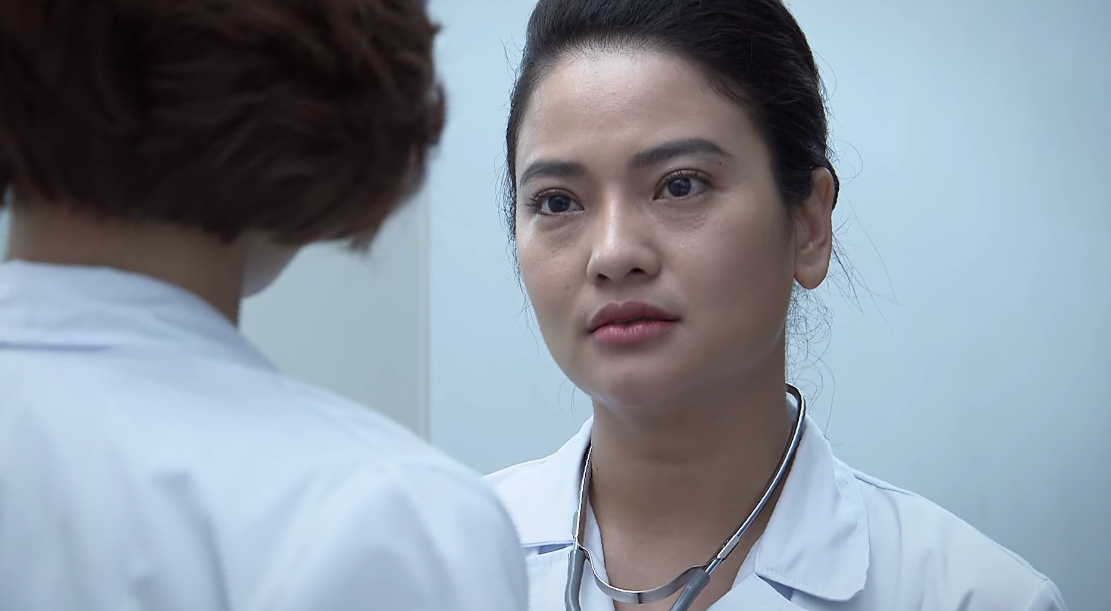 Lửa ấm - Tập 36: Tự l&agrave;m tay m&igrave;nh bị bỏng, Ngọc vu oan cho Thủy - Ảnh 2.