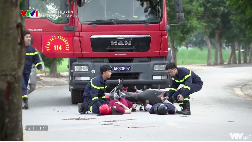 Lửa ấm - Tập 36: Giả nh&acirc;n giả nghĩa đến thăm Thuỷ, Ngọc bị tạt ngay g&aacute;o nước lạnh - Ảnh 3.