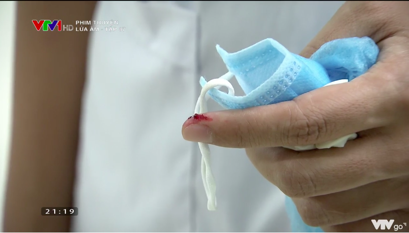 Lửa ấm - Tập 36: Giả nh&acirc;n giả nghĩa đến thăm Thuỷ, Ngọc bị tạt ngay g&aacute;o nước lạnh - Ảnh 2.