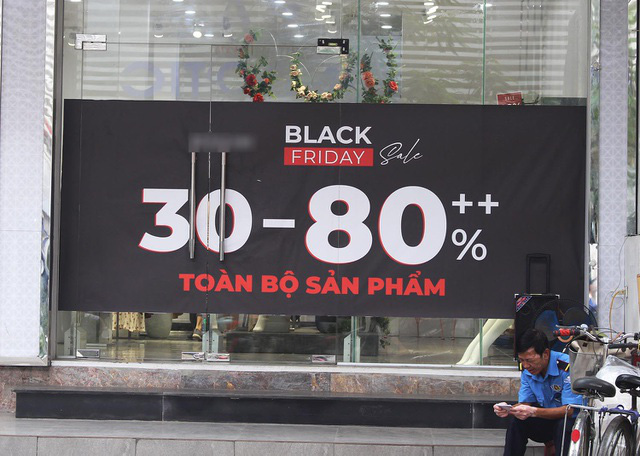 Mùa Black Friday lạ lùng: Quán hàng đìu hiu, ế khách chưa từng có - Ảnh 4.