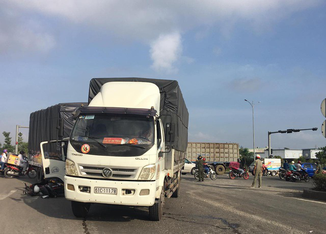 Xe container tông hàng loạt phương tiện đang dừng đèn đỏ - Ảnh 2.