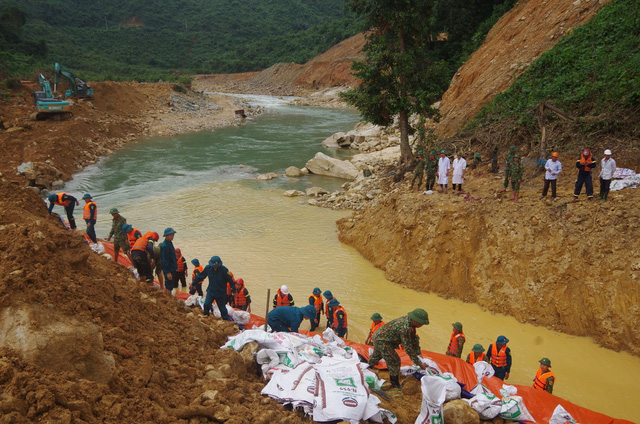 Sẽ chặn dòng tại đập bê tông Rào Trăng 3 để tìm kiếm người mất tích - Ảnh 1.