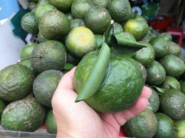 Trái cây đang có giá rẻ không tưởng, chất đầy các hè đường TP.HCM - Ảnh 1. Trái cây đang có giá rẻ không tưởng, chất đầy các hè đường TP.HCM - Ảnh 1.