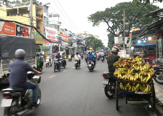 Trái cây đang có giá rẻ không tưởng, chất đầy các hè đường TP.HCM - Ảnh 3. Trái cây đang có giá rẻ không tưởng, chất đầy các hè đường TP.HCM - Ảnh 3.