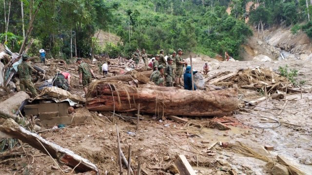 Chạy đua với thời gian để tìm kiếm những người mất tích do sạt lở - Ảnh 1.