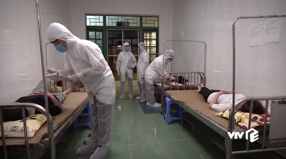 Lửa ấm - Tập 49: H&iacute; hửng rủ Minh đi chơi ri&ecirc;ng nhưng Ngọc lại chưng hửng ph&uacute;t ch&oacute;t - Ảnh 11.