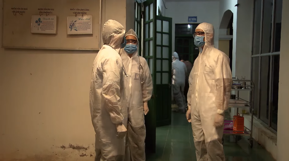 Lửa ấm - Tập 49: Thủy lao vào vùng dịch cứu người, Minh lại ngang nhiên qua đêm ở nhà Ngọc? - Ảnh 3. Lửa ấm - Tập 49: Thủy lao vào vùng dịch cứu người, Minh lại ngang nhiên qua đêm ở nhà Ngọc? - Ảnh 3.