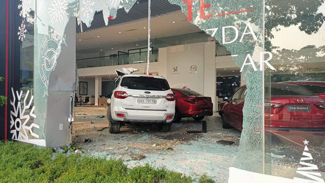 Nữ tài xế mất lái tông thẳng vào trong showroom ô tô, 1 người nguy kịch - Ảnh 1.