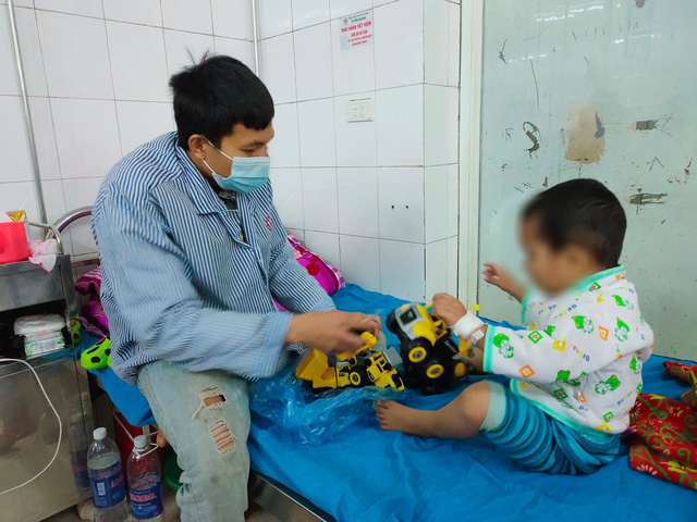 Xuyên đêm cấp cứu cho bé 2 tuổi bị ngã xuống ao nước - Ảnh 1. Xuyên đêm cấp cứu cho bé 2 tuổi bị ngã xuống ao nước - Ảnh 1.