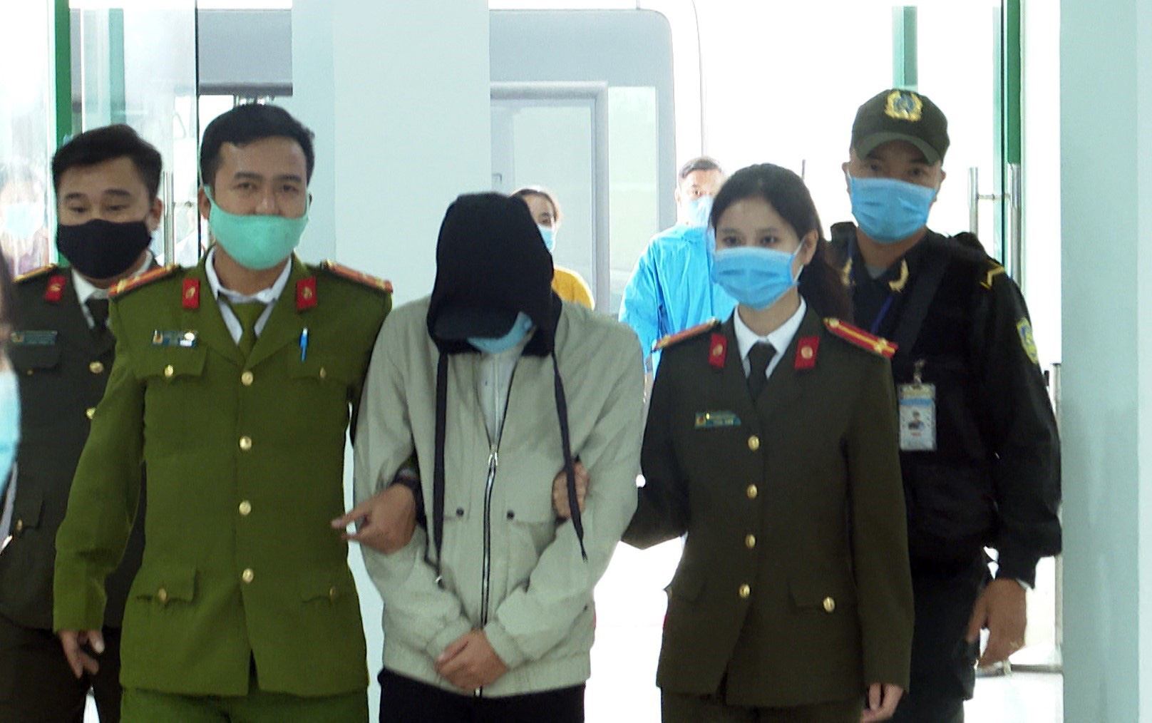 Giả danh qu&acirc;n nh&acirc;n, b&aacute;c sĩ nước ngo&agrave;i ngỏ lời y&ecirc;u đương qua Internet rồi lừa đảo gần 400 tỉ đồng - Ảnh 1.