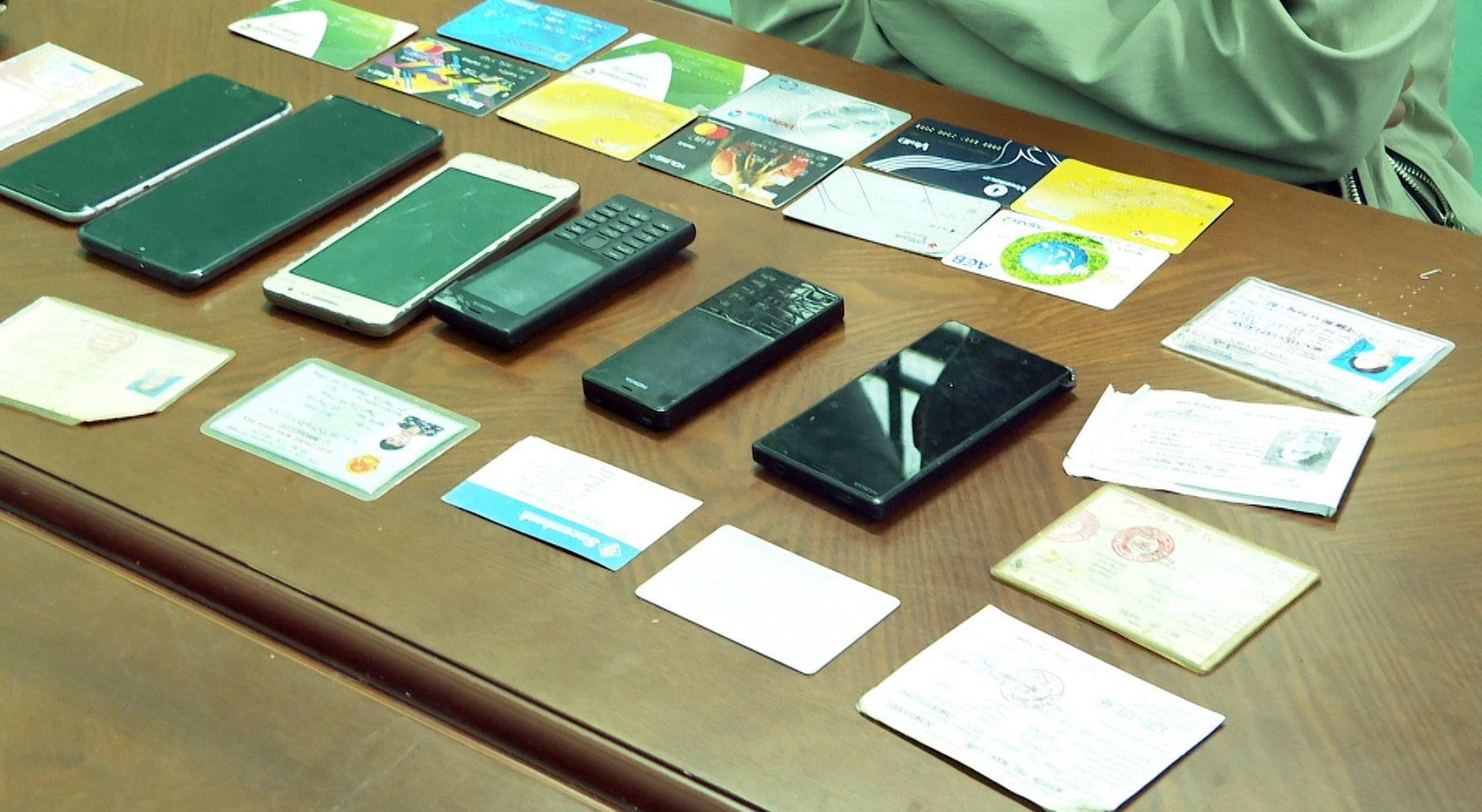 Giả danh qu&acirc;n nh&acirc;n, b&aacute;c sĩ nước ngo&agrave;i ngỏ lời y&ecirc;u đương qua Internet rồi lừa đảo gần 400 tỉ đồng - Ảnh 3.