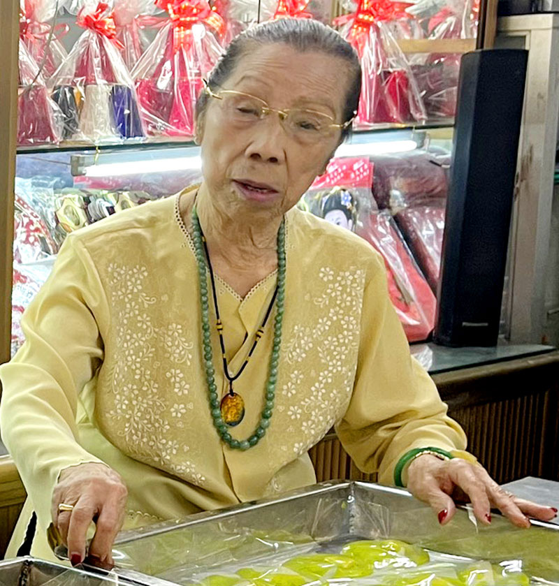 
Mrs. Do Thi Thanh, the woman who built the Ngoc Ninh Com cake brand at 52 Hang Than, Hanoi.
