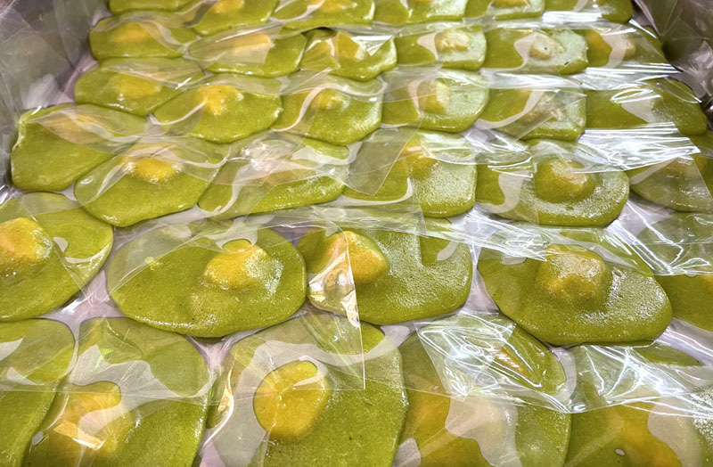 
Com cake after being cook are put into wrapping papers.
