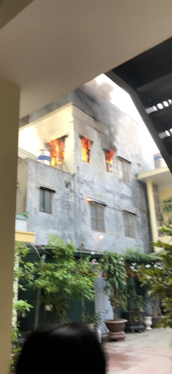 Lên thắp hương, vô tình gây hỏa hoạn, cụ bà may mắn được cứu thoát - Ảnh 1. Lên thắp hương, vô tình gây hỏa hoạn, cụ bà may mắn được cứu thoát - Ảnh 1.