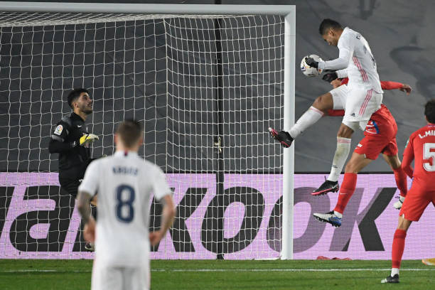 Real Madrid 2-0 Granada: Real áp sát ngôi đầu - Ảnh 1.