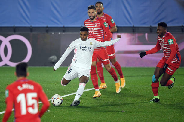 Real Madrid 2-0 Granada: Real áp sát ngôi đầu - Ảnh 2.