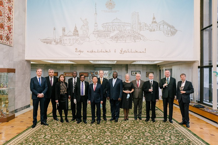 
Ambassadors of countries in Russia and Uzbekistan pose with Uzbek Foreign Minister Abdulaziz Kamilov. (Photo: NDO) 
