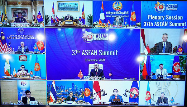 
PM Nguyen Xuan Phuc chairs the plenary session of the 37th ASEAN Summit via video conference (Photo: NDO/Duy Linh)
