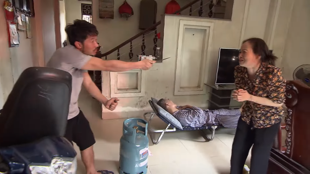 Lửa ấm - Tập 48: Chỉ rơi vài giọt nước mắt, Ngọc đã sà vào được lòng Minh - Ảnh 5. Lửa ấm - Tập 48: Chỉ rơi vài giọt nước mắt, Ngọc đã sà vào được lòng Minh - Ảnh 5.