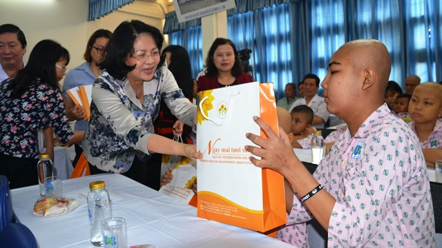Vice President Dang Thi Ngoc Thinh presents Tet gifts to child patients at Ho Chi Minh City Oncology Hospital on January 14, 2020. (Photo: NDO) 