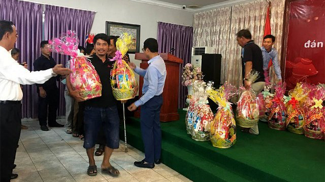 Vietnamese families in Phnom Penh, Cambodia receive Tet gifts from Viettel Cambodia (Metfone) company on January 13. (Photo: NDO) 