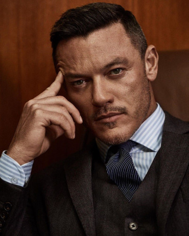 Luke Evans lịch l&atilde;m tr&ecirc;n GQ - Ảnh 5.