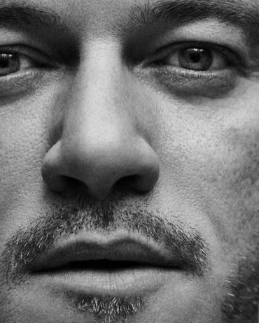 Luke Evans lịch l&atilde;m tr&ecirc;n GQ - Ảnh 4.