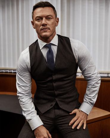 Luke Evans lịch l&atilde;m tr&ecirc;n GQ - Ảnh 2.