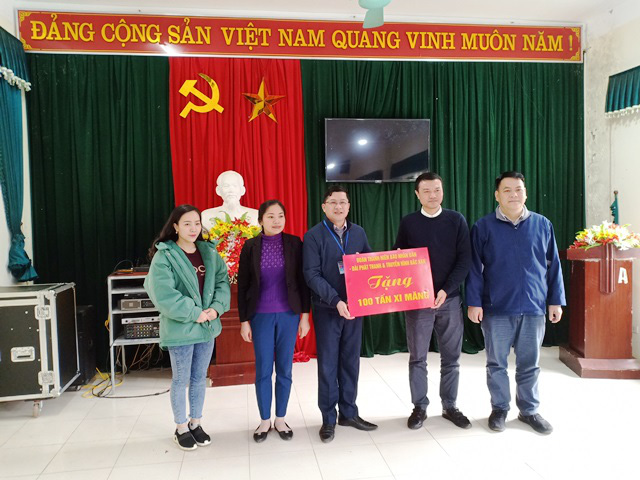 
Representative of Nhan Dan Newspaper handing over 100 tons of cement to Peoples Committee of Xuan La Commune.
