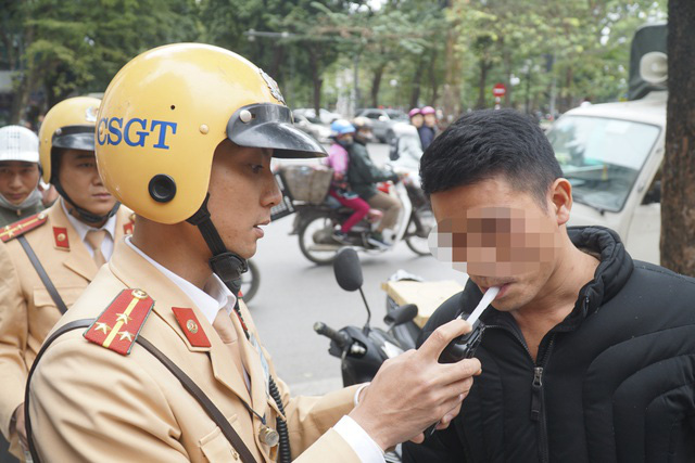 CSGT Hà Nội tiếp tục mạnh tay xử lý vi phạm nồng độ cồn sau dịch COVID-19 - Ảnh 1. CSGT Hà Nội tiếp tục mạnh tay xử lý vi phạm nồng độ cồn sau dịch COVID-19 - Ảnh 1.