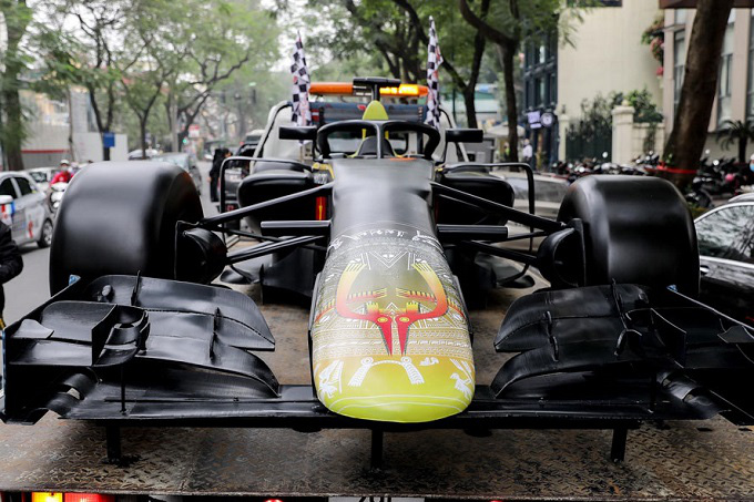 A close view of the F1 model car. (Photo: Hanoimoi.com.vn)
