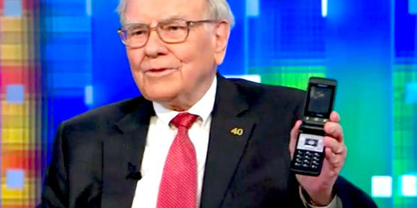 Nhà tiên tri xứ Omaha Warren Buffett bỏ Samsung, chuyển sang dùng iPhone - Ảnh 1.