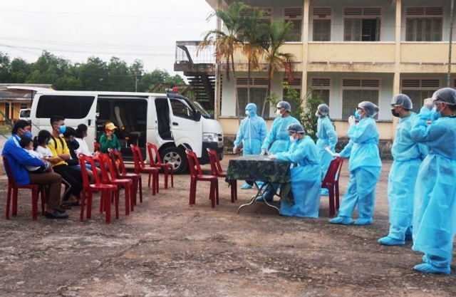 Quang Tri province preparing procedures to isolate 16 local people who had close contact with two Vietnamese residents coming back from the Republic of Korea. (Photo: NDO/Lam Quang Huy) 