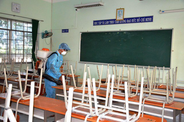 Spraying disinfectants against Covid-19 at Tran Hung Dao High School for the Gifted in Phan Thiet city, Binh Thuan province. (Photo: NDO/Dinh Chau) 