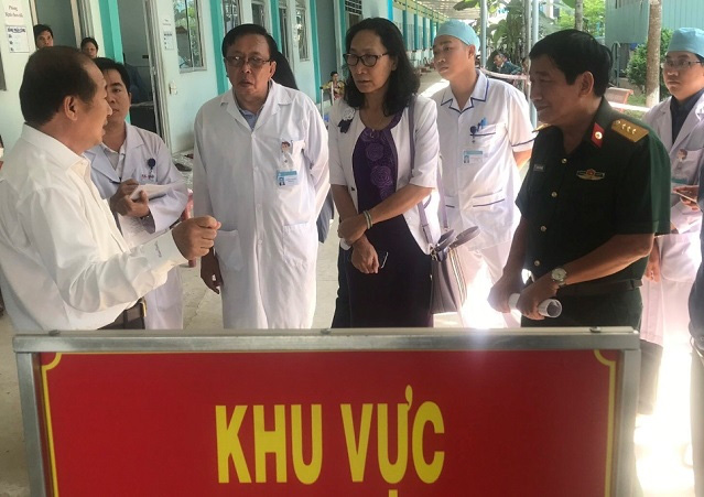 Dong Thap province leaders inspect the prevention and control of Covid-19 in a local hospital. (Photo: NDO/Huu Nghia) 