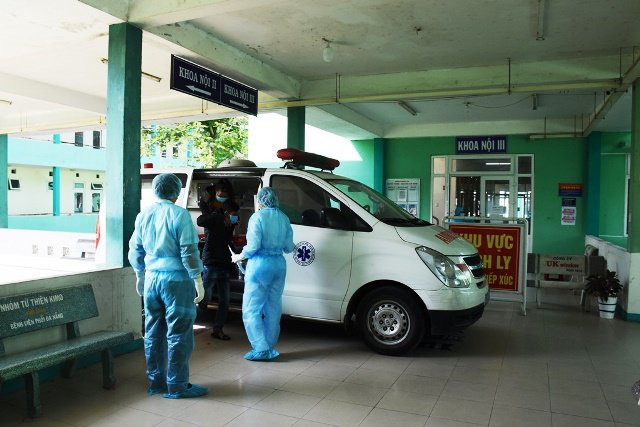 Two patients suspected with nCoV infection being transferred to Da Nang Lung Hospital on the morning of February 3, 2020. (Photo: NDO) 